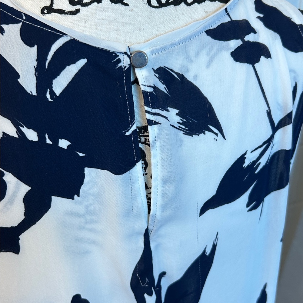 White House Black Market Navy and White Floral Blouse, Large, Sleeveless - Picture 4 of 6